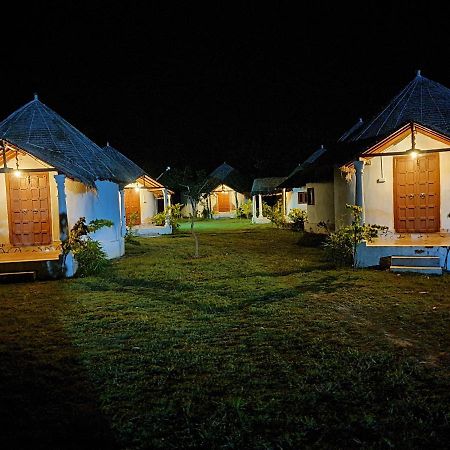 Modhera Sunrise Resort - Tents Bhungas Jungle Restaurants & Candlelight Dining Kalri 外观 照片
