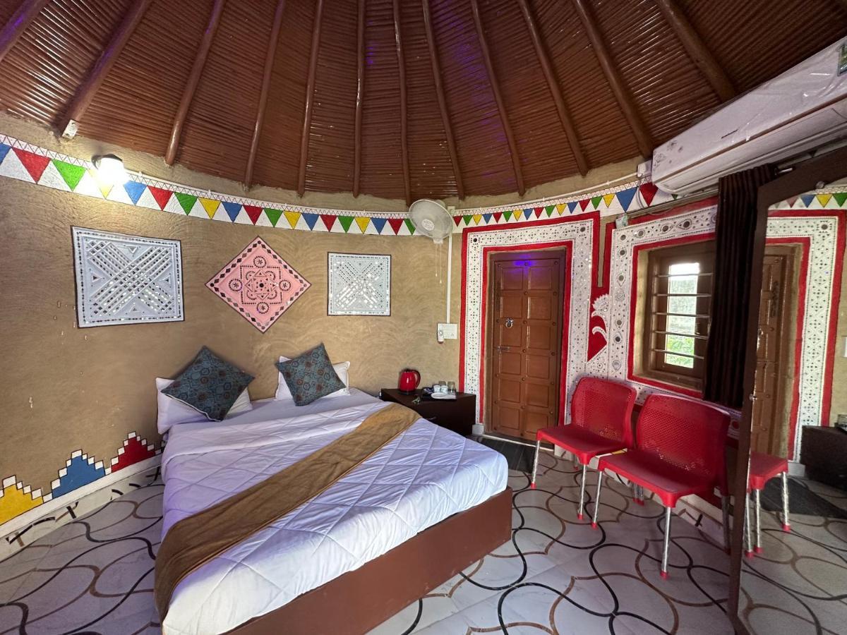 Modhera Sunrise Resort - Tents Bhungas Jungle Restaurants & Candlelight Dining Kalri 外观 照片