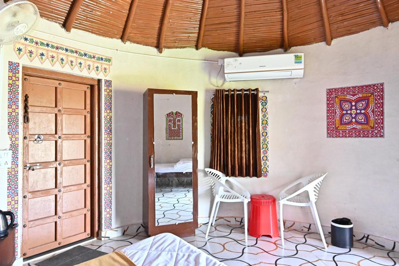 Modhera Sunrise Resort - Tents Bhungas Jungle Restaurants & Candlelight Dining Kalri 外观 照片